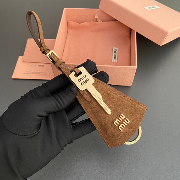 Ciondolo per borsa in pelle con chiave in pelle scamosciata marrone 240339