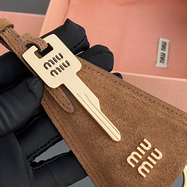 Ciondolo per borsa in pelle con chiave in pelle scamosciata marrone 240339