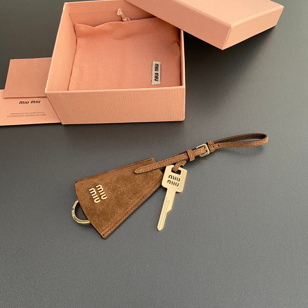 Ciondolo per borsa in pelle con chiave in pelle scamosciata marrone 240339