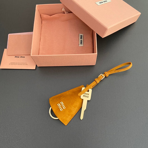 Ciondolo per borsa in pelle con chiave in pelle scamosciata giallo-arancio 240341