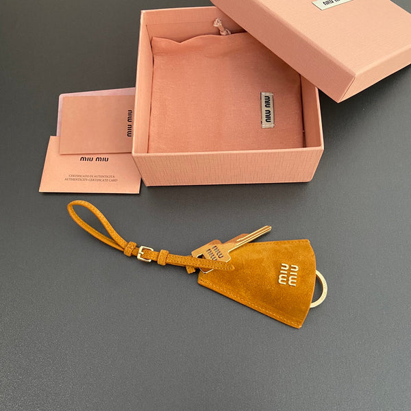Ciondolo per borsa in pelle con chiave in pelle scamosciata giallo-arancio 240341