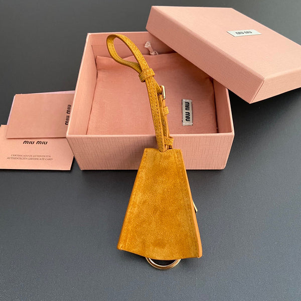 Ciondolo per borsa in pelle con chiave in pelle scamosciata giallo-arancio 240341