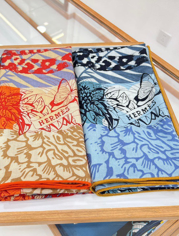 Sciarpa con stampa Jungle Love da 140 cm in cashmere e seta blu colorato 210984