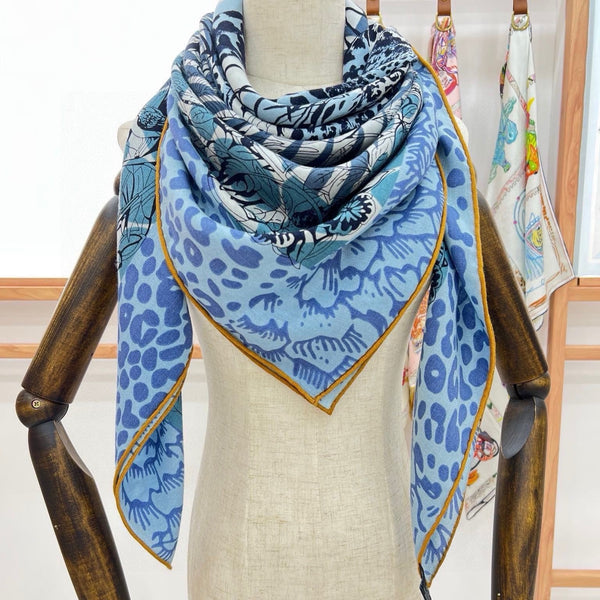 Sciarpa con stampa Jungle Love da 140 cm in cashmere e seta blu colorato 210984