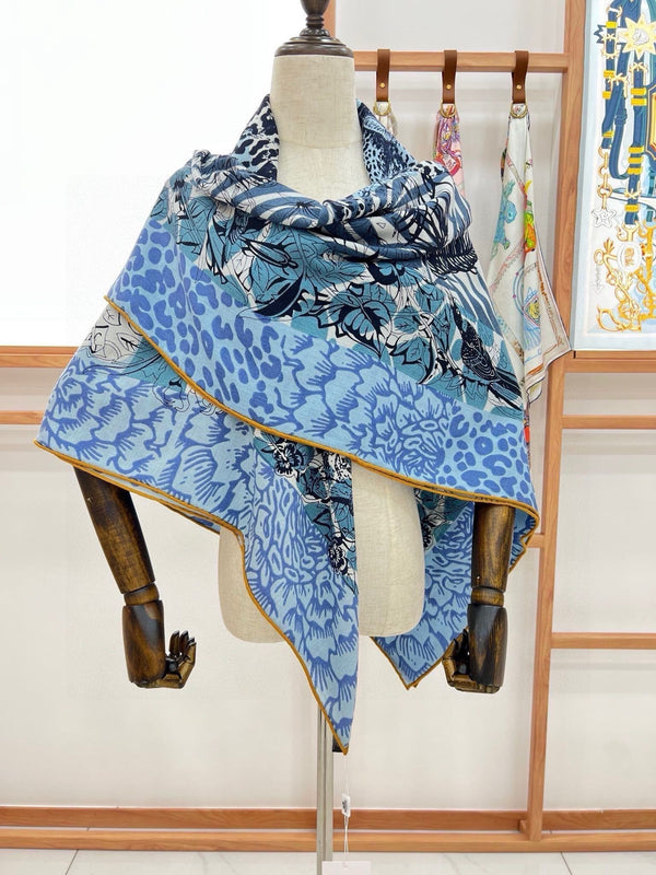 Sciarpa con stampa Jungle Love da 140 cm in cashmere e seta blu colorato 210984