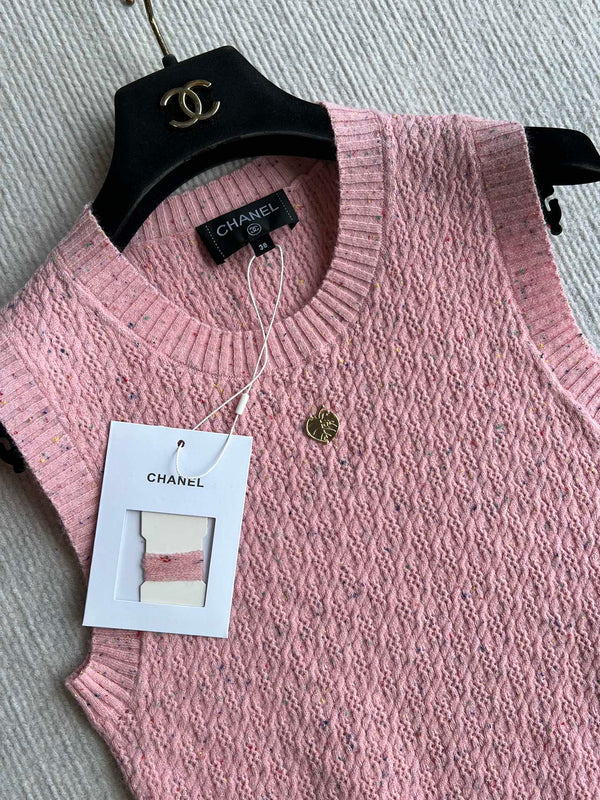 CC 25A Round Neck Sleeveless Vest In Pink Wool 269549