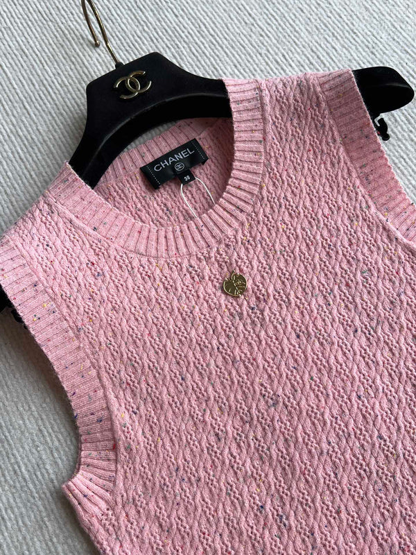 CC 25A Round Neck Sleeveless Vest In Pink Wool 269549