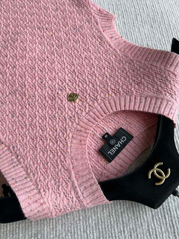 CC 25A Round Neck Sleeveless Vest In Pink Wool 269549