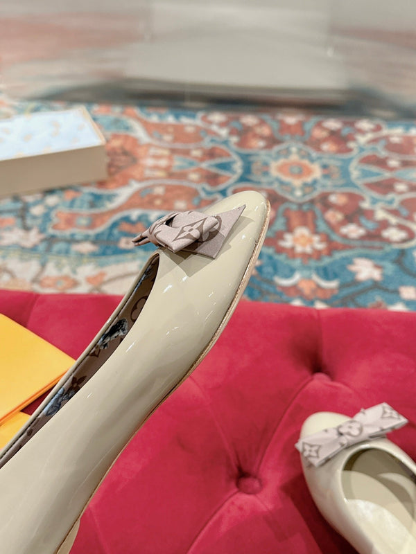 Ballerina piatta LV Popi in pelle di vacchetta beige