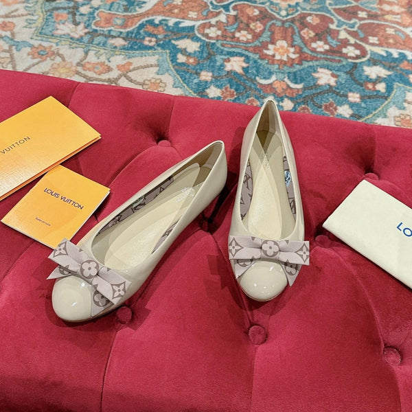 Ballerina piatta LV Popi in pelle di vacchetta beige