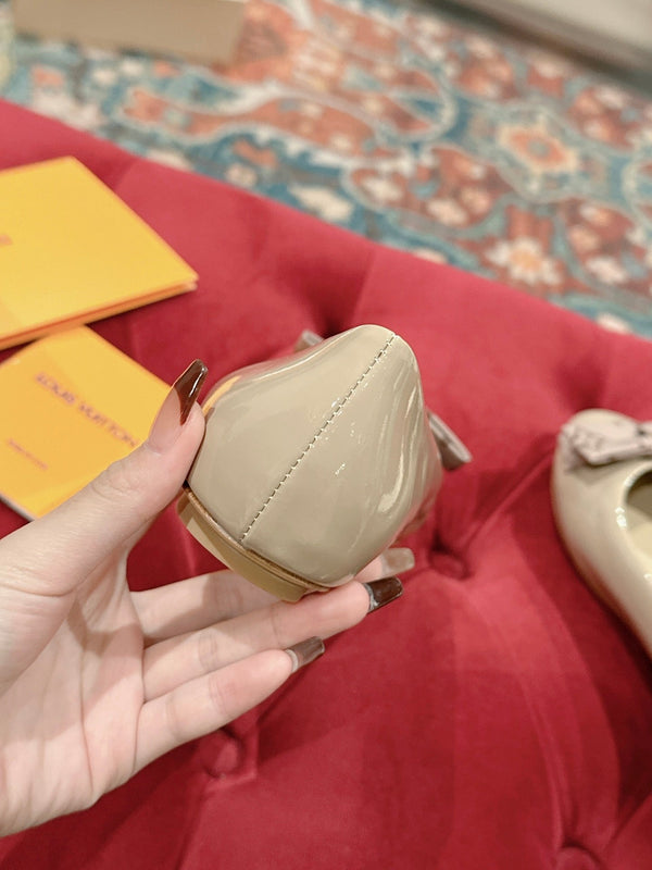 Ballerina piatta LV Popi in pelle di vacchetta beige