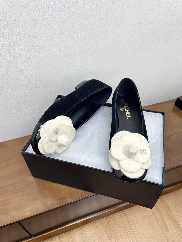 CC Ballet Flats Black With Camellia White Suede