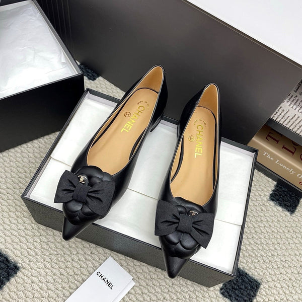 Ballerine con fiocco e logo CC Camellia, 15 mm, pelle di vacchetta nera, pelle di pecora 427022