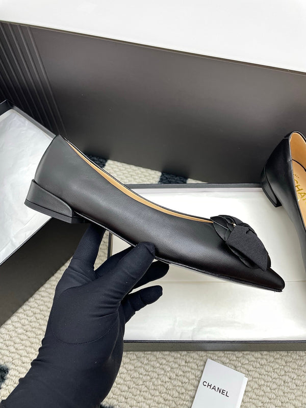 Ballerine con fiocco e logo CC Camellia, 15 mm, pelle di vacchetta nera, pelle di pecora 427022