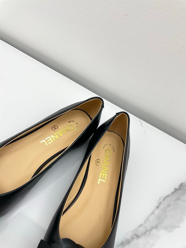 Ballerine con fiocco e logo CC Camellia, 15 mm, pelle di vacchetta nera, pelle di pecora 427022