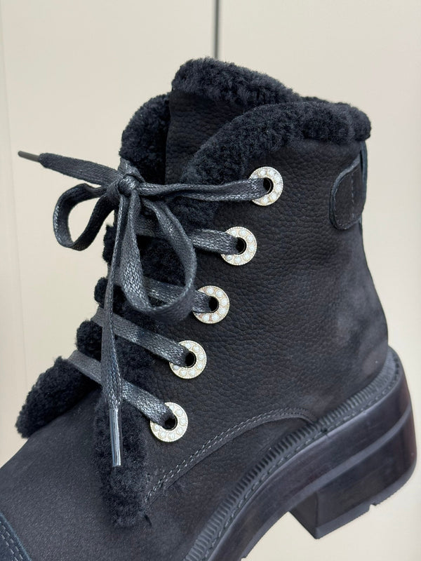 SHORT BOOTS IN BLACK GRAIN PEBBLE CALFSKIN