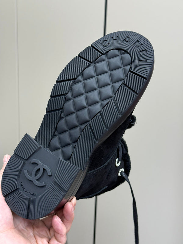 SHORT BOOTS IN BLACK GRAIN PEBBLE CALFSKIN