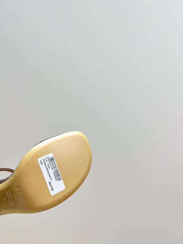 FENDI décolleté con tacco alto 10 cm in pelle di agnello lucida color castagna con accessori dorati