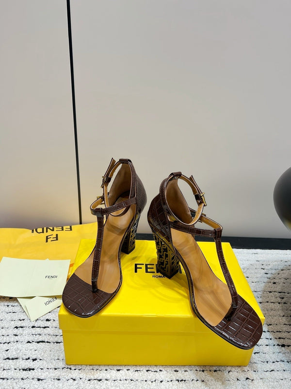 FENDI décolleté con tacco alto 10 cm in pelle di agnello lucida color castagna con accessori dorati