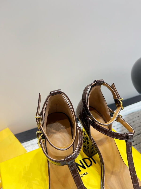 FENDI décolleté con tacco alto 10 cm in pelle di agnello lucida color castagna con accessori dorati