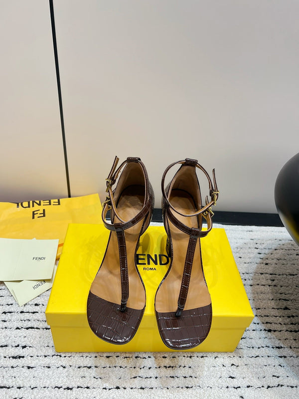FENDI décolleté con tacco alto 10 cm in pelle di agnello lucida color castagna con accessori dorati