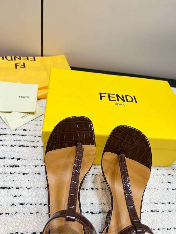 FENDI décolleté con tacco alto 10 cm in pelle di agnello lucida color castagna con accessori dorati