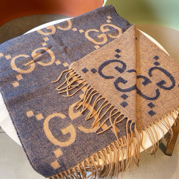 SCIARPA IN MAGLIA CON MOTIVO JACQUARD GG 195 CM CON NAPPINE BLU PICCIOLA 403745