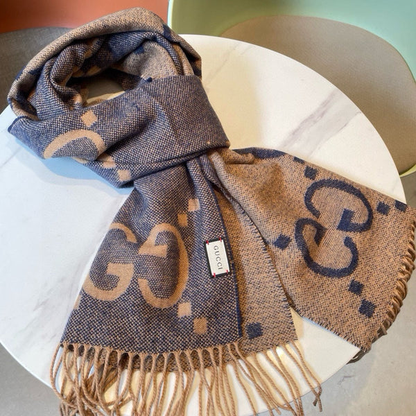 SCIARPA IN MAGLIA CON MOTIVO JACQUARD GG 195 CM CON NAPPINE BLU PICCIOLA 403745