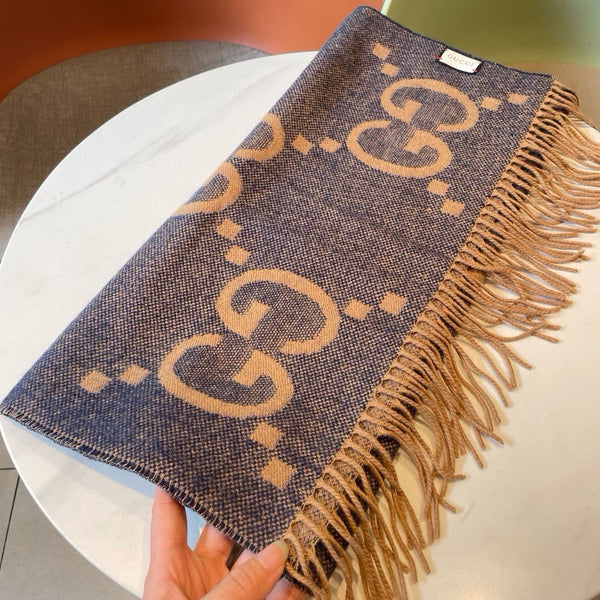 SCIARPA IN MAGLIA CON MOTIVO JACQUARD GG 195 CM CON NAPPINE BLU PICCIOLA 403745