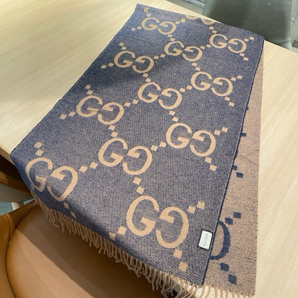 SCIARPA IN MAGLIA CON MOTIVO JACQUARD GG 195 CM CON NAPPINE BLU PICCIOLA 403745