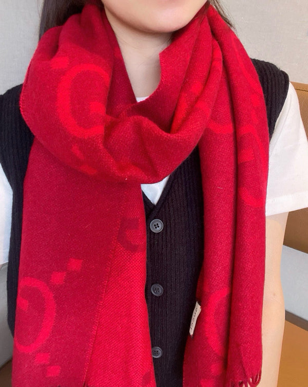 SCIARPA IN MAGLIA CON MOTIVO JACQUARD GG 195 CM CON NAPPINE ROSSO CILIEGIA 403746