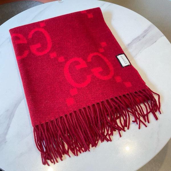 SCIARPA IN MAGLIA CON MOTIVO JACQUARD GG 195 CM CON NAPPINE ROSSO CILIEGIA 403746