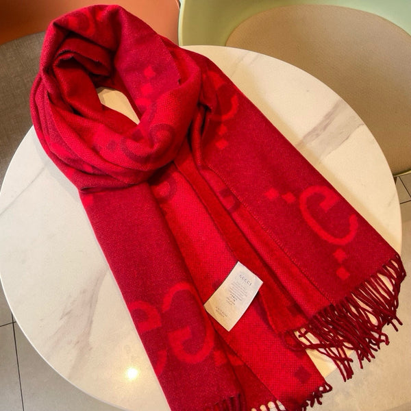 SCIARPA IN MAGLIA CON MOTIVO JACQUARD GG 195 CM CON NAPPINE ROSSO CILIEGIA 403746