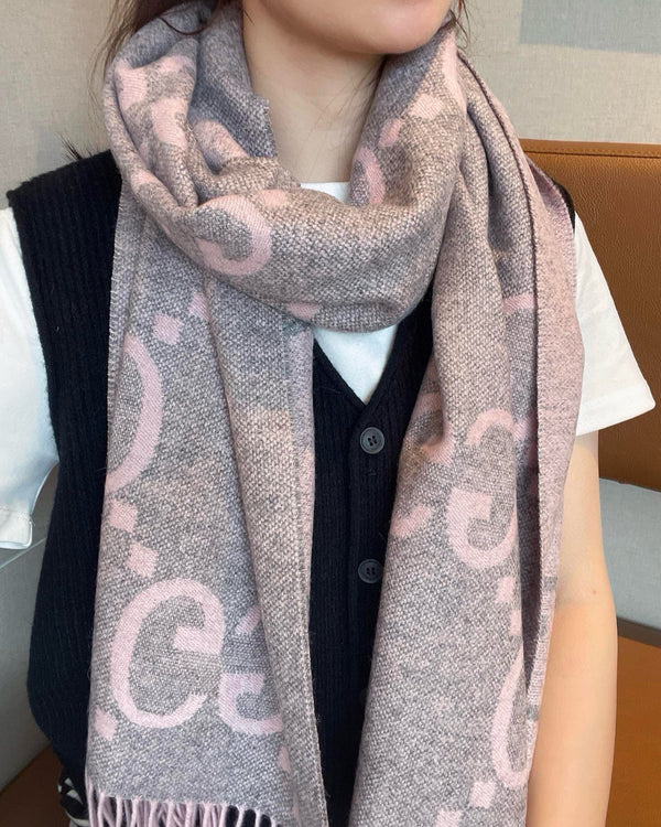 SCIARPA IN MAGLIA CON MOTIVO JACQUARD GG 195 CM CON NAPPINE HARBOR GRAY MIX ROSA CHIARO 403748