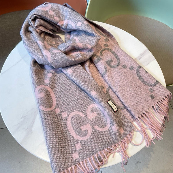 SCIARPA IN MAGLIA CON MOTIVO JACQUARD GG 195 CM CON NAPPINE HARBOR GRAY MIX ROSA CHIARO 403748
