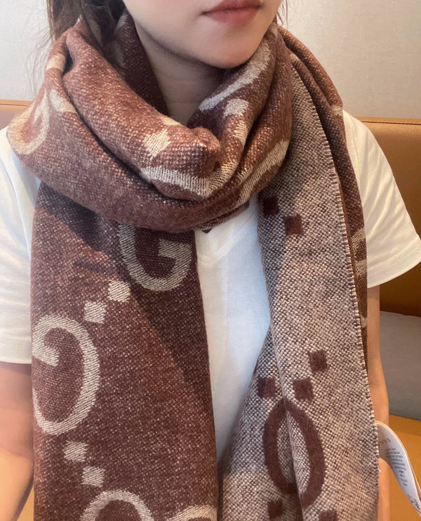 SCIARPA IN MAGLIA CON MOTIVO JACQUARD GG 195 CM CON NAPPINE MARRONE OMBRA 403751