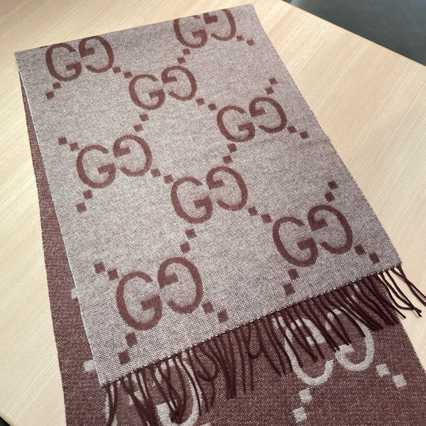 SCIARPA IN MAGLIA CON MOTIVO JACQUARD GG 195 CM CON NAPPINE MARRONE OMBRA 403751