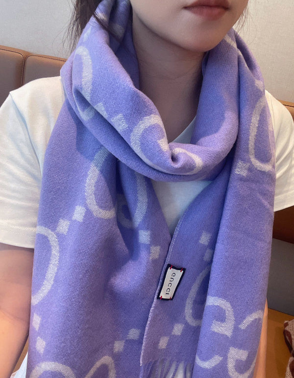 SCIARPA IN MAGLIA CON MOTIVO JACQUARD GG 195 CM CON NAPPINE VIOLA AMETISTA 403752