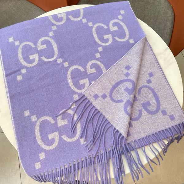 SCIARPA IN MAGLIA CON MOTIVO JACQUARD GG 195 CM CON NAPPINE VIOLA AMETISTA 403752