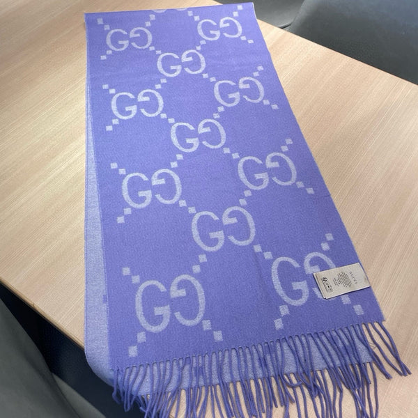 SCIARPA IN MAGLIA CON MOTIVO JACQUARD GG 195 CM CON NAPPINE VIOLA AMETISTA 403752