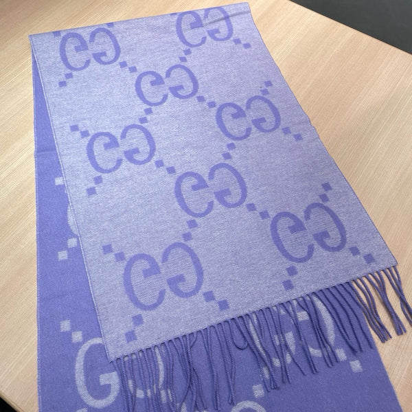 SCIARPA IN MAGLIA CON MOTIVO JACQUARD GG 195 CM CON NAPPINE VIOLA AMETISTA 403752