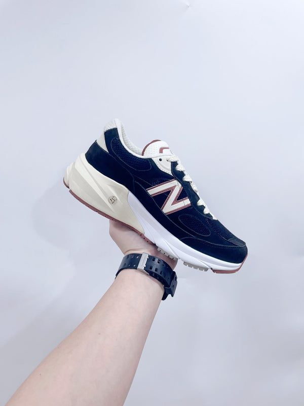 Sneaker LP x NB 990v6 45mm in pelle di vitello scamosciata blu scuro e tessuto a rete