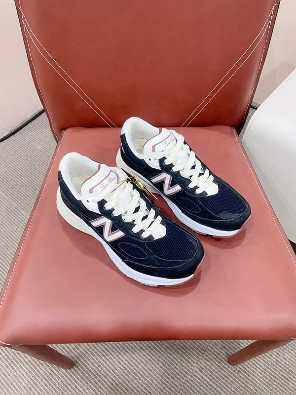 Sneaker LP x NB 990v6 45mm in pelle di vitello scamosciata blu scuro e tessuto a rete