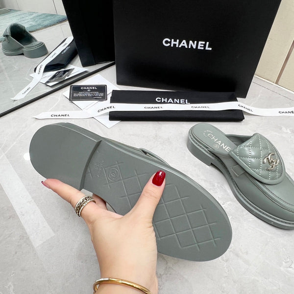 CC Mule in pelle di vitello trapuntata grigia