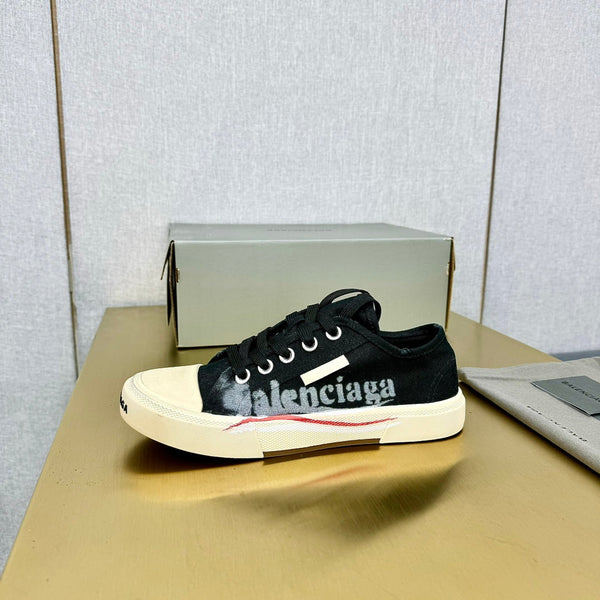 SNEAKERS IN BLACK CANVAS GRAFFITI LOGO