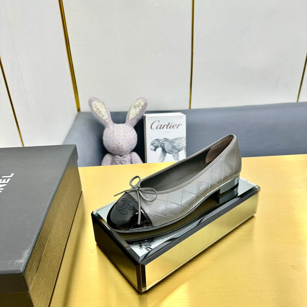cc ballet flats in grey lambskin and black patent calfskin 137422