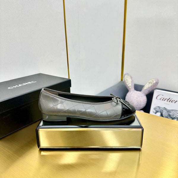 cc ballet flats in grey lambskin and black patent calfskin 137422