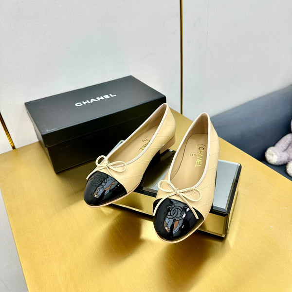 cc ballet flats in beige lambskin and black patent calfskin 137428