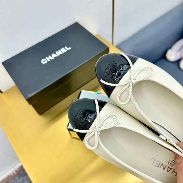 cc ballet flats in cream lambskin and black patent calfskin 137430