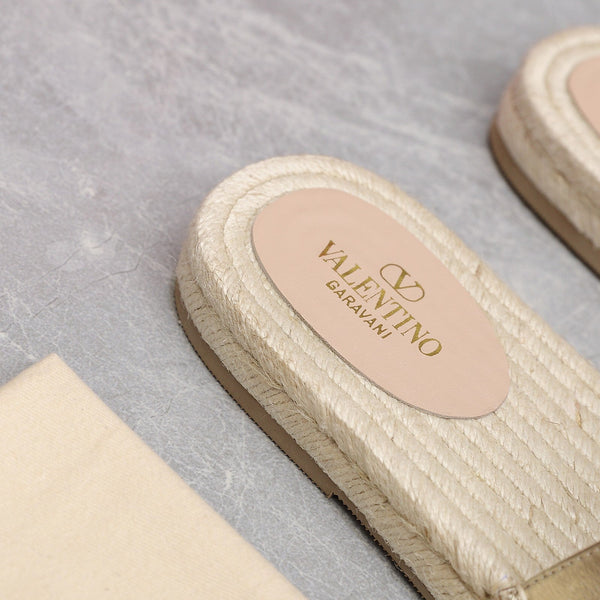 Vlogo Cut-Out Slide 20 Pelle di vitello dorata Suola beige Rafia